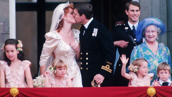 Второй сын королевы Великобритании Елизаветы II принц Эндрю с женой Сарой после свадьбы - Sputnik Грузия