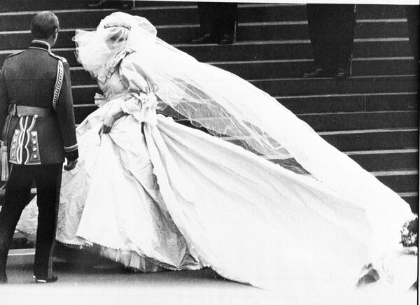 Леди Диана Спенсер в своем свадебном платье на ступеньках собора Святого Павла в Лондоне - Sputnik Грузия