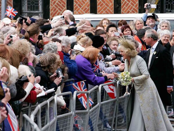 Британский принц Чарльз и его супруга Камилла, герцогиня Корнуолл, обмениваются рукопожатием с людьми, собравшимися у часовни Святого Георгия в Виндзоре после молитвы и церемонии посвящения - Sputnik Грузия