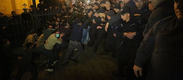 Столкновения полиции со сторонниками националистических организаций на проспекте Руставели - Sputnik Грузия