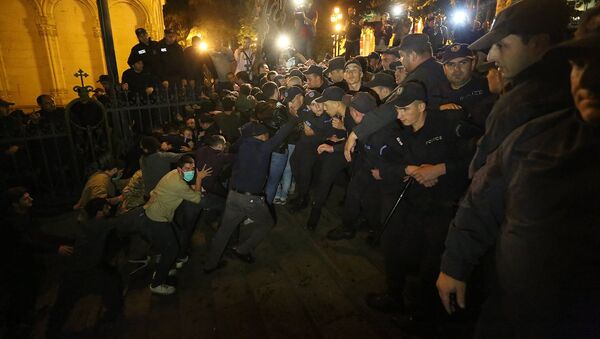 Столкновения полиции со сторонниками националистических организаций на проспекте Руставели - Sputnik Грузия