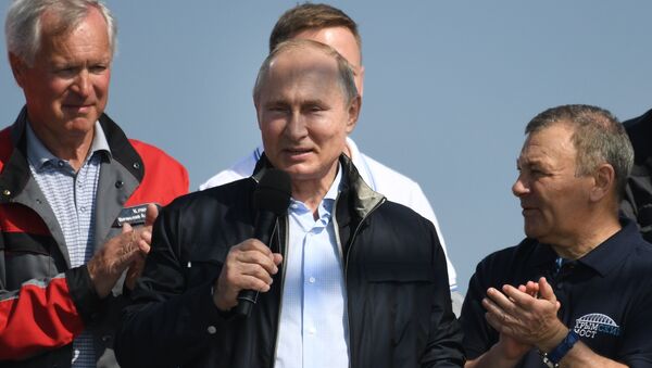 Президент РФ Владимир Путин выступает на митинге-концерте по случаю открытия автодорожной части Крымского моста - Sputnik Грузия