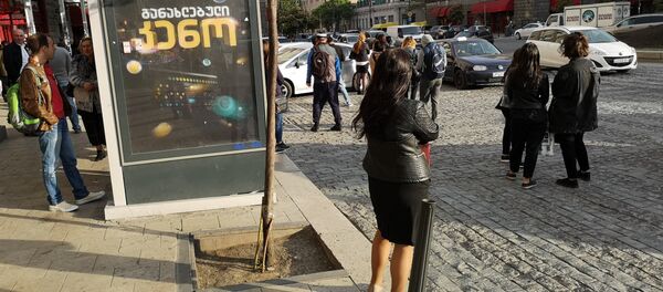 Люди ждут автобус на остановке на площади Марджанишвили - Sputnik Грузия