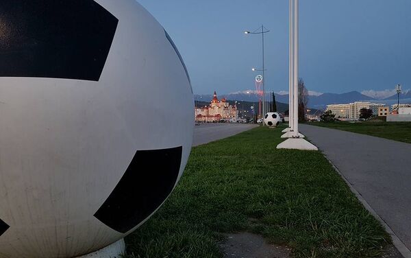 На улицах города и вдоль проезжей части установлена футбольная атрибутика - Sputnik Грузия