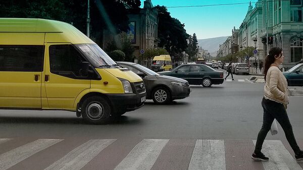 Маршрутное такси едет по улице - Sputnik Грузия