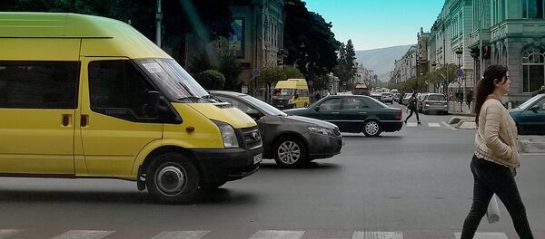 Маршрутное такси едет по улице Маршрутное такси едет по улице - Sputnik Грузия