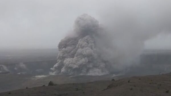 Как обрушился вулкан Килауэа на Гавайях: видео с беспилотника - Sputnik Грузия