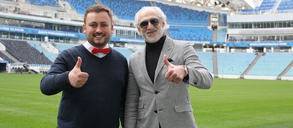 Наивные Путешественники с Ахриком Цвейбой – легендарным советским, российским и украинским футболистом. Наивные Путешественники с Ахриком Цвейбой – легендарным советским, российским и украинским футболистом. - Sputnik Грузия