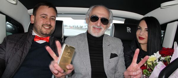 Прогулка на «Роллс-Ройсе» с Ахриком Цвейбой. Прогулка на «Роллс-Ройсе» с Ахриком Цвейбой. - Sputnik Грузия