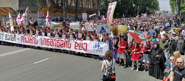ტრადიციული ოჯახური ფასეულობების მომხრეებმა ქალაქის ცენტრი დაიკავეს ტრადიციული ოჯახური ფასეულობების მომხრეებმა ქალაქის ცენტრი დაიკავეს - Sputnik საქართველო