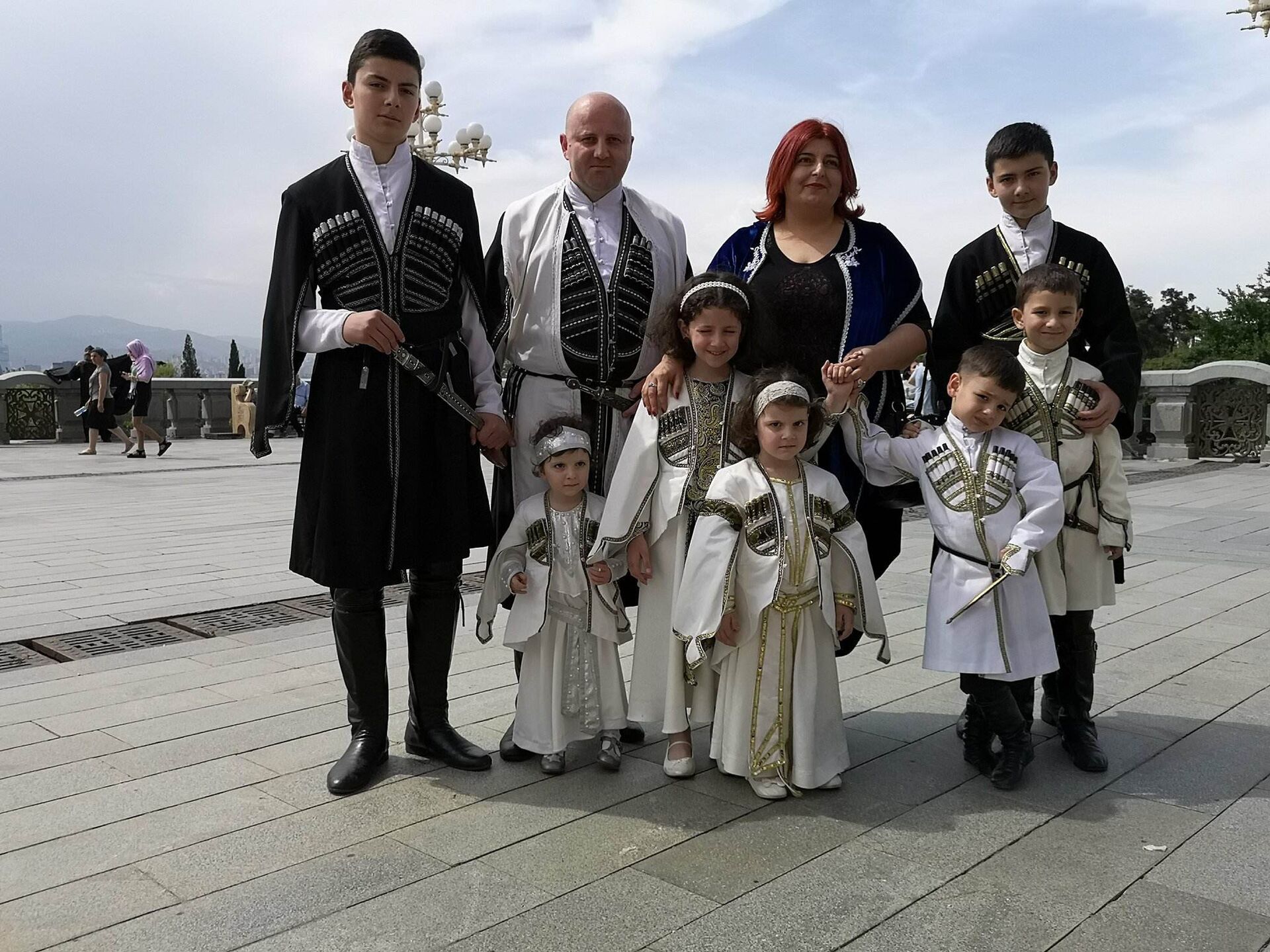 Грузинская семья в традиционных нарядах в день сплоченности и святости семьи - Sputnik Грузия, 1920, 21.03.2026