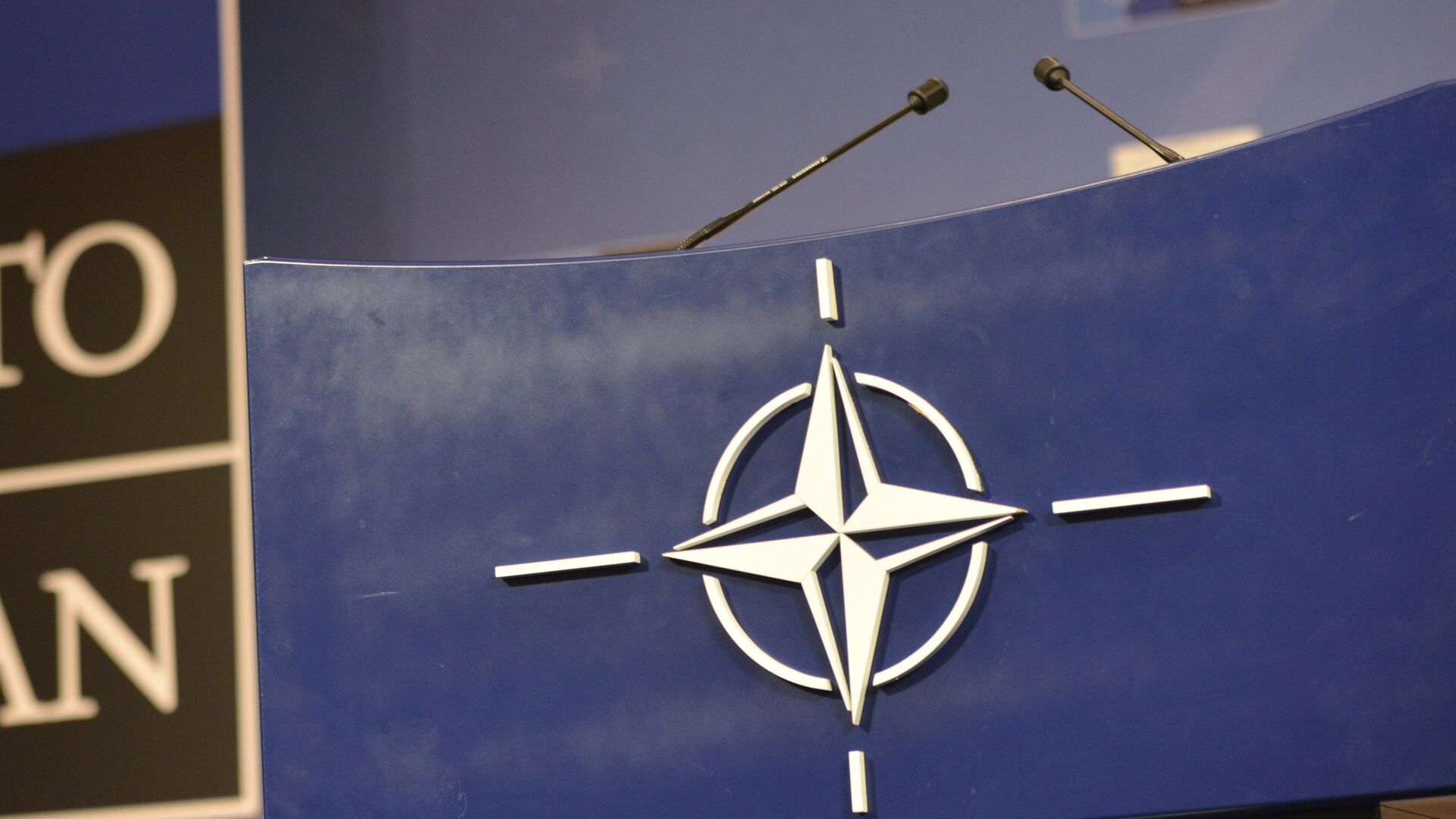 Трибуна в зале для пресс-конференций штаб-квартиры НАТО. - Sputnik Грузия, 1920, 21.12.2021