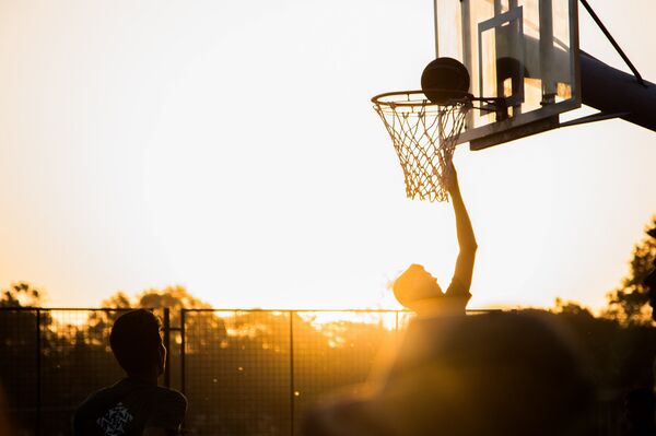 Юноши играют в уличный баскетбол - Sputnik Грузия