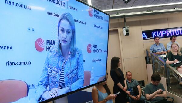 Супруга журналиста Кирилла Вышинского Ирина Вышинская (на экране) во время пресс-конференции в формате видеомоста Москва - Киев - Sputnik Грузия