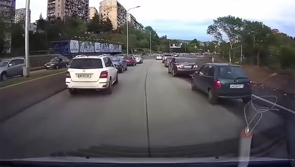 Как водители уступают дорогу машине Скорой помощи в Тбилиси - Sputnik Грузия