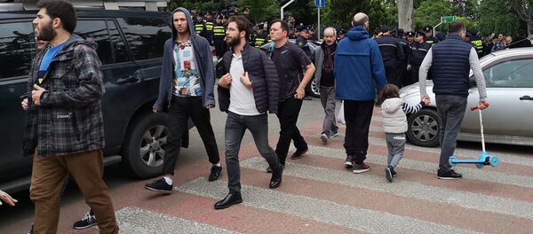 Прохожие на проспекте Руставели - Sputnik Грузия