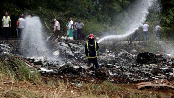 Пожарный работает на обломках самолета Boeing 737, который разбился в сельскохозяйственном районе Бойерос, примерно в 20 км к югу от Гаваны, вскоре после взлета из главного аэропорта Гаваны на Кубе - Sputnik Грузия