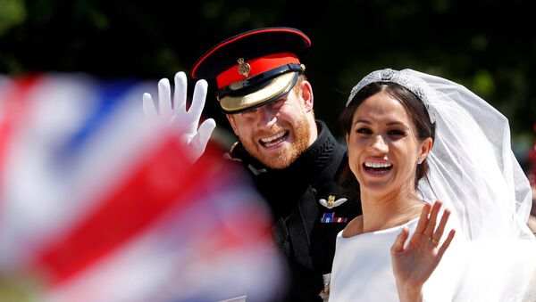 Британский принц Гарри и его жена Меган едут на конном экипаже после их свадебной церемонии в часовне Святого Георгия в Виндзорском замке в Виндзоре, Великобритания - Sputnik Грузия
