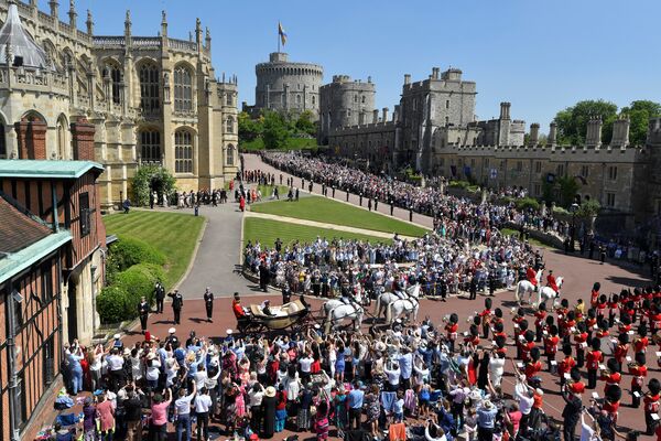 Тысячи людей ожидали появления принца Гарри и его жены Меган у часовни Святого Георгия в Виндзорском замке. На свадебном фуршете присутствовало 600 гостей, приглашенных на венчание - Sputnik Грузия