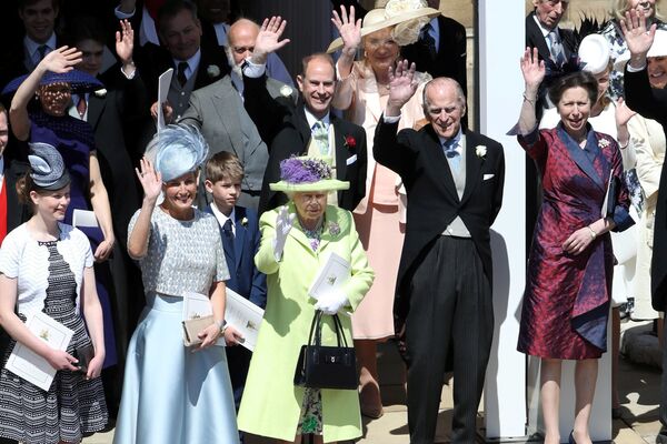 Королева Елизавета II и другие члены королевской семьи после свадьбы принца Гарри и Меган Маркл в часовне Святого Георгия в Виндзорском замке - Sputnik Грузия