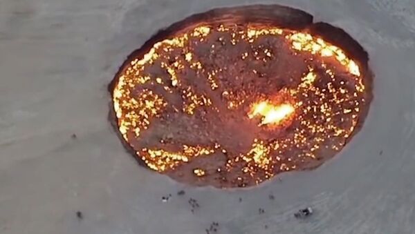 Огонь в газовом кратере в Туркменистане не гаснет с 1971 года - Sputnik Грузия