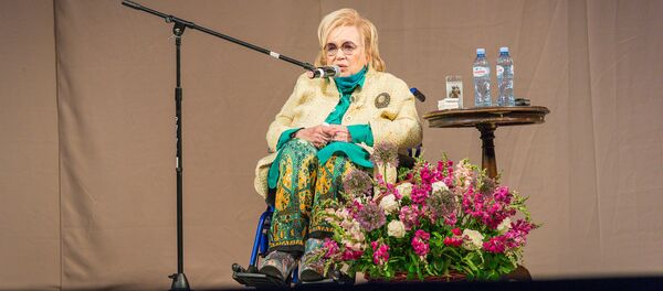 Галина Волчек в Тбилиси: как прошла встреча с грузинскими зрителями Галина Волчек в Тбилиси: как прошла встреча с грузинскими зрителями - Sputnik Грузия