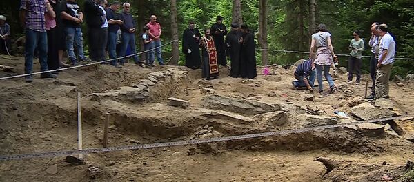 Археологи работают на раскопках на руинах древней церкви в селе Фуртио Шуахевского района Аджарии - Sputnik Грузия