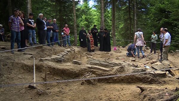 Археологи работают на раскопках на руинах древней церкви в селе Фуртио Шуахевского района Аджарии - Sputnik Грузия