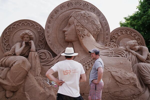 Над созданием композиций из песка работало 23 скульптора из России, Украины и Польши - Sputnik Грузия
