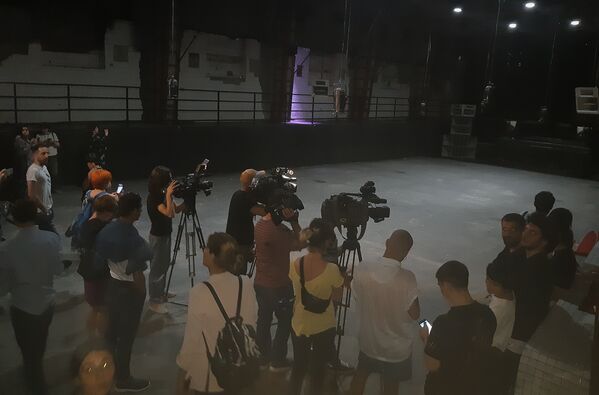 Право первыми войти в помещения клуба после того, как полиция прекратила там следственные мероприятия, получили представители различных СМИ - Sputnik Грузия