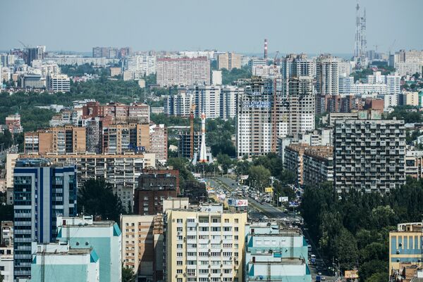 Улицы и здания Самары, где сегодня проживает 1,2 миллиона человек. В центре на снимке виден памятный комплекс ракеты-носителя Союз - Sputnik Грузия