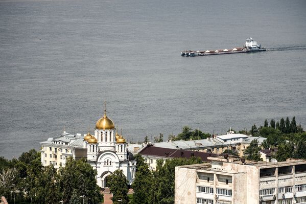 На фото видна баржа, плывущая по Волге, а слева - церковь Георгия Победоносца - Sputnik Грузия