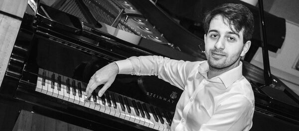 Пианист Лука Окрос принял участие в музыкально-поэтическом проекте Sputnik, прочитав стихотворение Мухрана Мачавариани - Sputnik Грузия