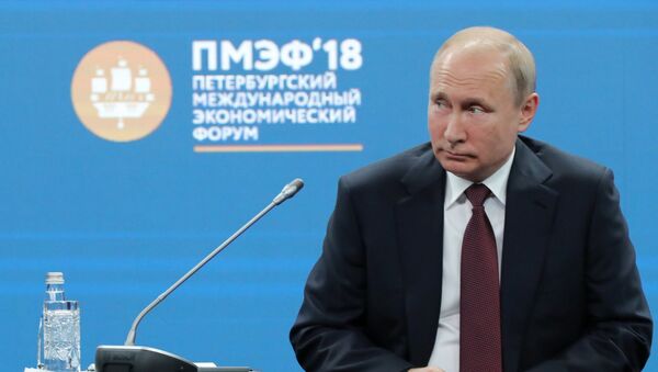 Президент РФ Владими Путин принял участие во втором дне работы ПМЭФ - 2018 - Sputnik Грузия