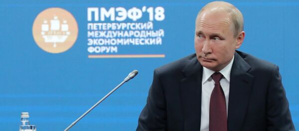 Президент РФ Владими Путин принял участие во втором дне работы ПМЭФ - 2018 - Sputnik Грузия