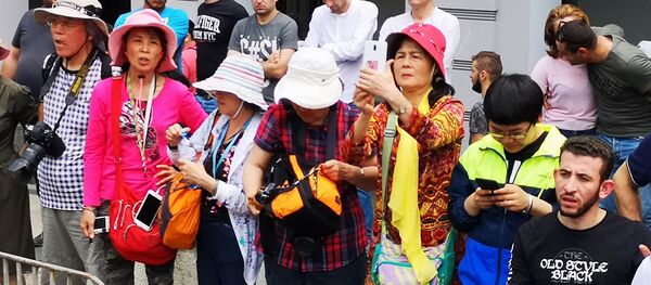 ადგილობრივები და ტურისტები საქართველოს დამოუკიდებლობის დღის ზეიმზე ადგილობრივები და ტურისტები საქართველოს დამოუკიდებლობის დღის ზეიმზე - Sputnik საქართველო