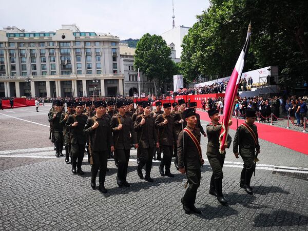 Солдаты гордо маршируют по Площади Свободы в красивых военных мундирах при полной экипировке - Sputnik Грузия