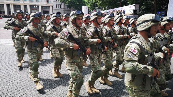 Грузинская армия на площади Свободы в День Независимости Грузии - Sputnik Грузия
