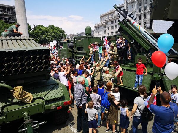 После окончания официальной части празднования жители столицы спешат посмотреть на выставку военной техники Грузии - Sputnik Грузия