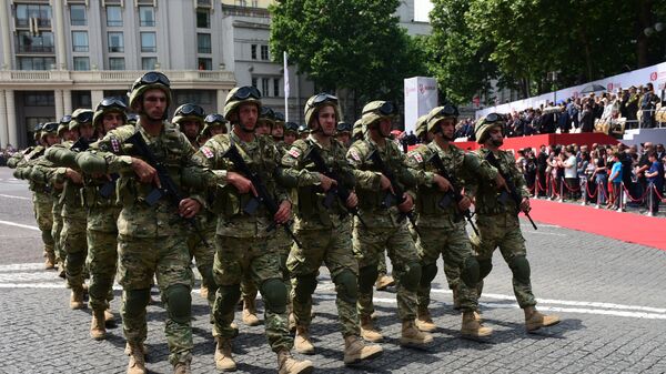 Военнослужащие проходят строем после принесения новобранцами присяги на площади Свободы в День независимости - Sputnik Грузия