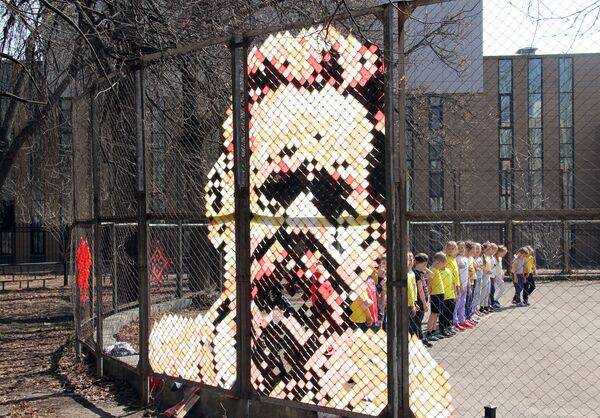 Портрет Максима Горького, выполненный из полосок клейкой ленты на скучной сетке забора спортивной площадки - Sputnik Грузия