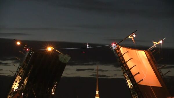 В Петербурге канатоходец прошел через разведенный Дворцовый мост - Sputnik Грузия