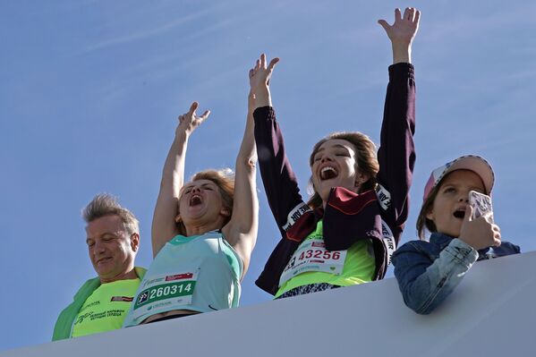 Участники зеленого марафона Сбербанка совместно с фондом фотомодели Натальи Водяновой Обнаженные сердца проводят забег второй год подряд - Sputnik Грузия
