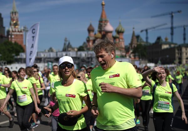 На старте был замечен пресс-секретарь президента РФ Дмитрий Песков с супругой, олимпийской чемпионкой по фигурному катанию Татьяной Навкой - Sputnik Грузия