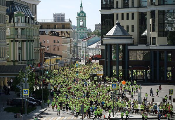 В зеленом марафоне в Москве участвовало более 15 тысяч человек, а всего по России в благотворительной акции приняло участие около 160 тысяч человек - Sputnik Грузия