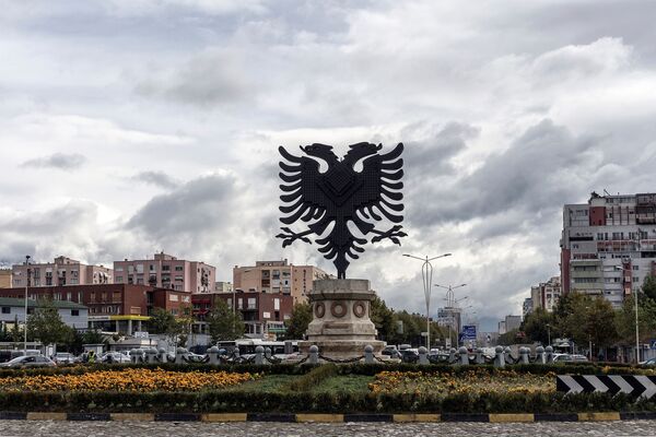 Тирана в Албании сегодня является одним из туристических центров. Город находится между Адриатическим побережьем и Албанскими Альпами. В городе есть канатная дорога, гора Дайти, с которой открываются панорамные виды, множество кафе и ресторанов, а также разнообразная архитектура - Sputnik Грузия