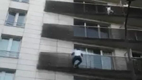 Мигрант во Франции спас ребенка, висящего на балконе пятого этажа - Sputnik Грузия