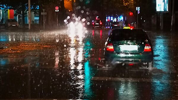 Машины на улице в дождь - Sputnik Грузия
