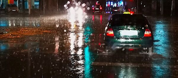 Машины на улице в дождь Машины на улице в дождь - Sputnik Грузия