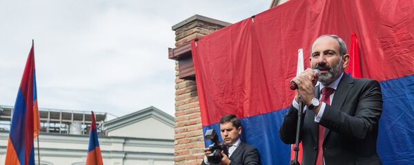 Премьер-министр Армении в ходе встречи с представителями армянской диаспоры во дворе церкви Сурб Геворг - Sputnik Грузия